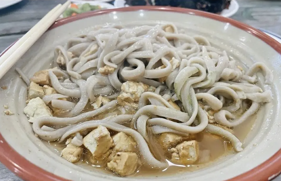 Ai mê bún phở chắc chắn phải thèm "chảy nước miếng" với 6 tô mì nức tiếng vùng này: Nước dùng thanh ngọt, thêm khúc "xí quách" thì quên sầu!- Ảnh 15.