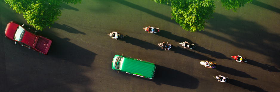 Giao hàng tiết kiệm, Viettel Post và Vietnam Post đồng loạt áp dụng phụ phí xăng dầu - Ảnh 1.