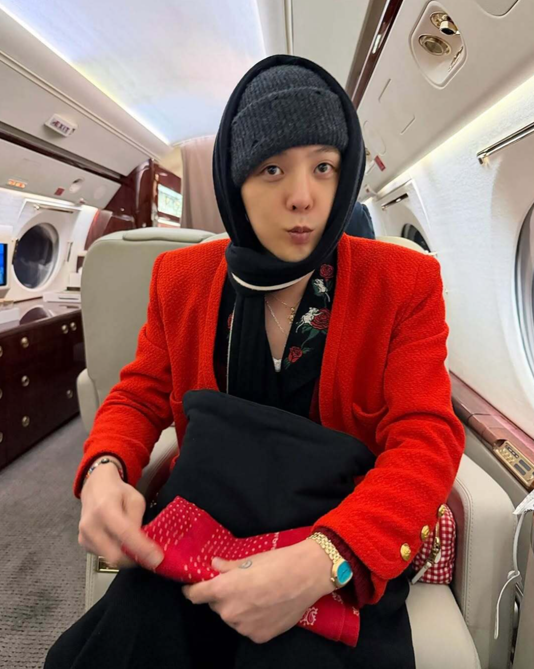 Ông hoàng showbiz gây bất ngờ khi mê mẩn 1 mẫu đồng hồ nữ: Nhìn tận mắt mới hiểu lý do tại sao- Ảnh 1.