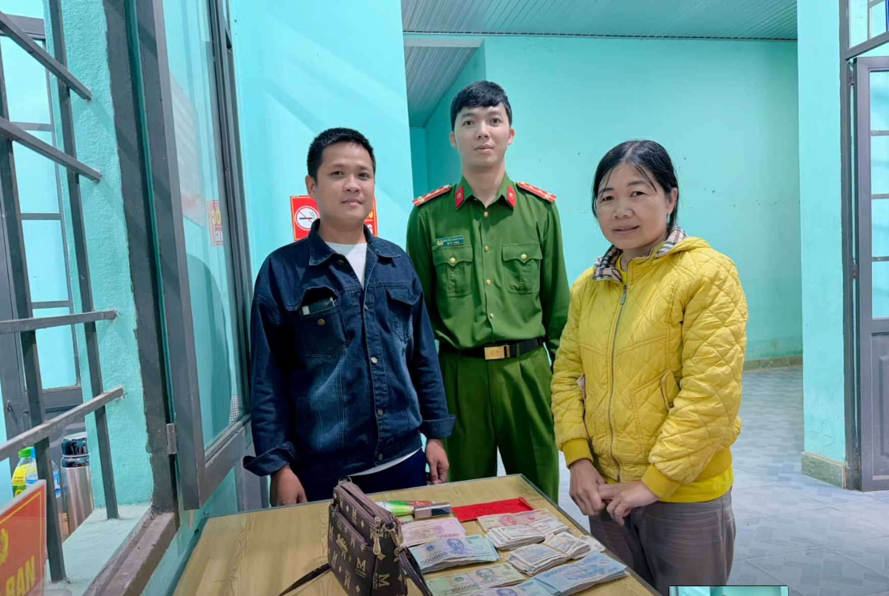 Phát hiện chiếc túi chứa đầy tiền mệnh giá 500k, 200k, 100k, 50k… thanh niên nhặt được lập tức chạy thẳng đến nơi này- Ảnh 2.