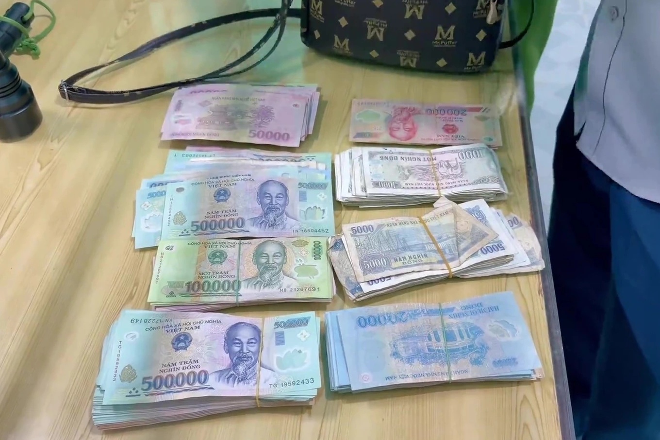 Phát hiện chiếc túi chứa đầy tiền mệnh giá 500k, 200k, 100k, 50k… thanh niên nhặt được lập tức chạy thẳng đến nơi này- Ảnh 1.