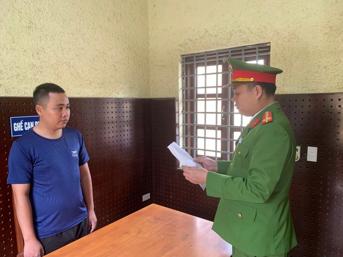 Bắt khẩn cấp tài xế không chấp hành kiểm tra nồng độ cồn, tông xe CSGT rồi bỏ chạy- Ảnh 1.