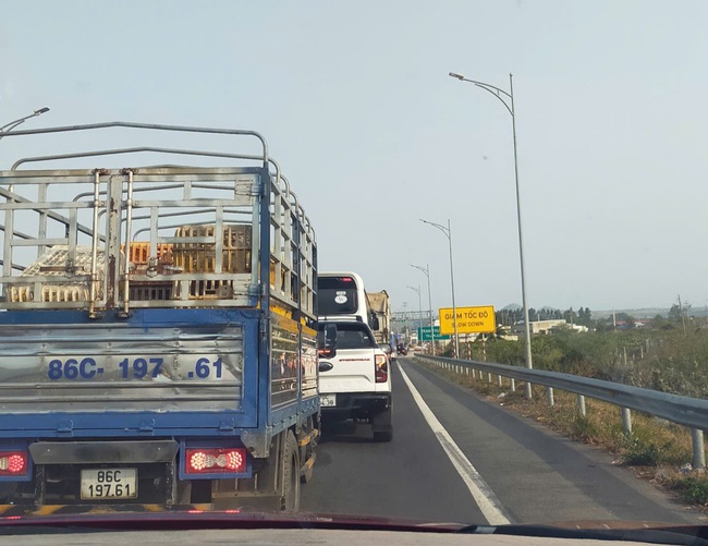 Xe xếp hàng dài vì lỗi kỹ thuật trạm thu phí trên cao tốc Phan Thiết – Dầu Giây- Ảnh 1.