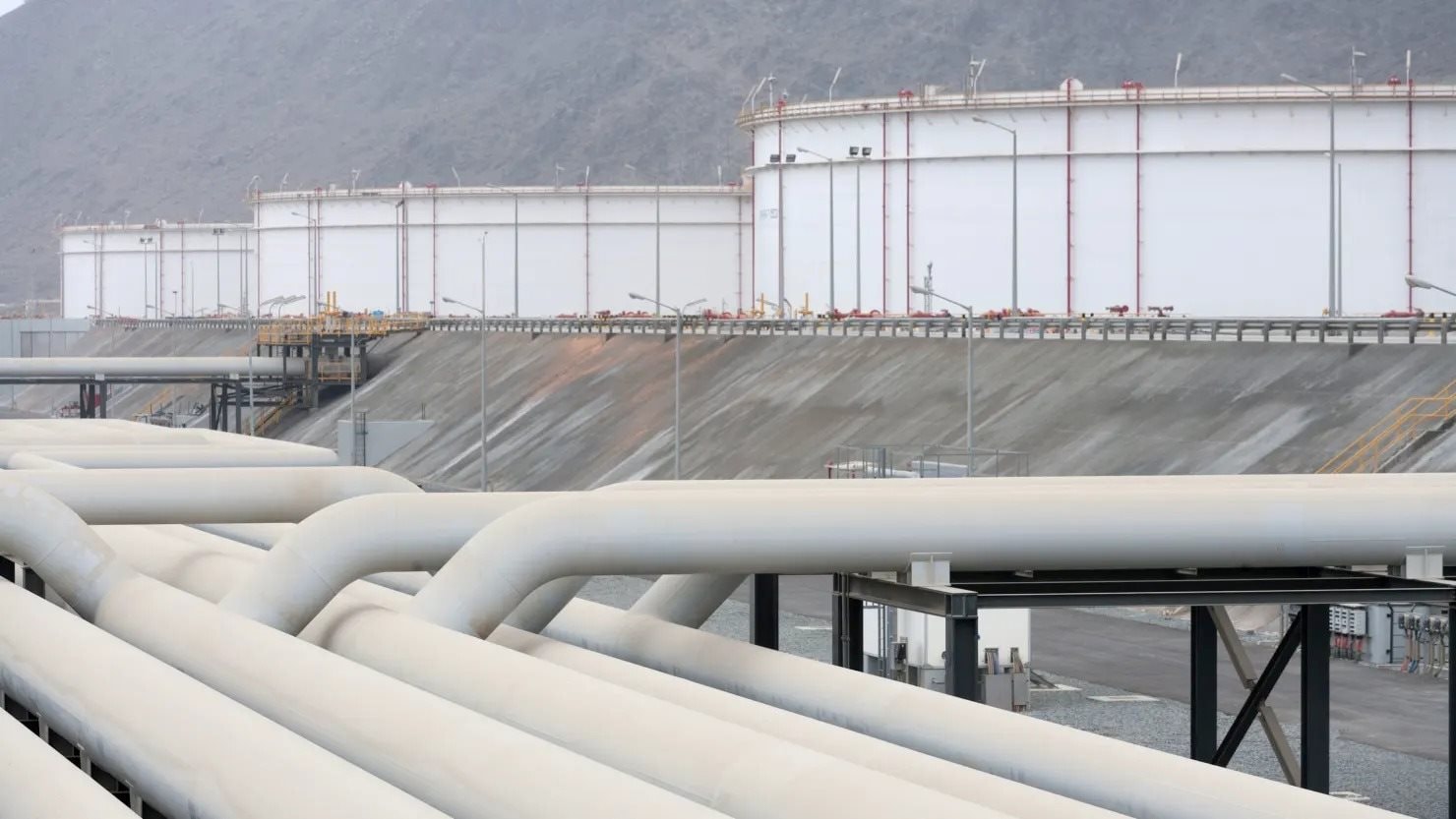 'Quân bài tẩy' với tổng công suất gần 9 triệu thùng dầu mỗi ngày giúp 2 quốc gia Trung Đông giảm phụ thuộc vào eo biển Hormuz- Ảnh 1.