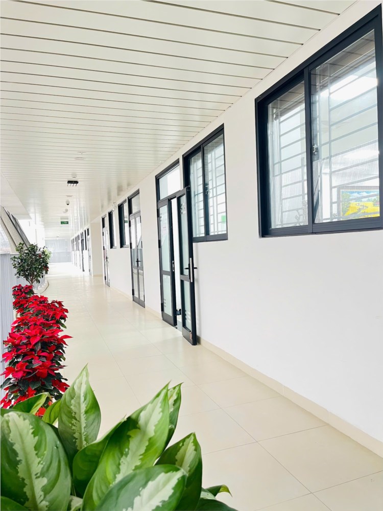 Bức ảnh thầy giáo trước cổng trường ở Hà Nội nhận "bão" like, phụ huynh rần rần khen: "Thật ấn tượng"- Ảnh 4.