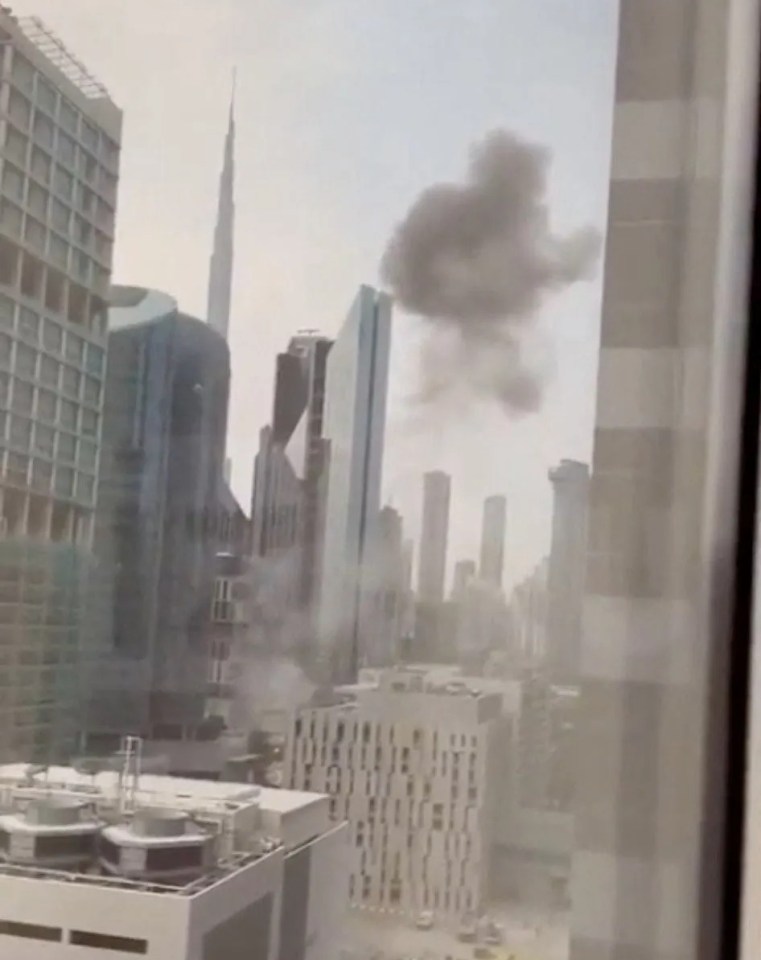 Trung tâm tài chính Dubai rung chuyển với hàng loạt vụ nổ do drone tự sát, khói đen bốc cao giữa khu nhà chọc trời- Ảnh 1. Trung tâm tài chính Dubai rung chuyển với hàng loạt vụ nổ do drone tự sát, khói đen bốc cao giữa khu nhà chọc trời- Ảnh 1.