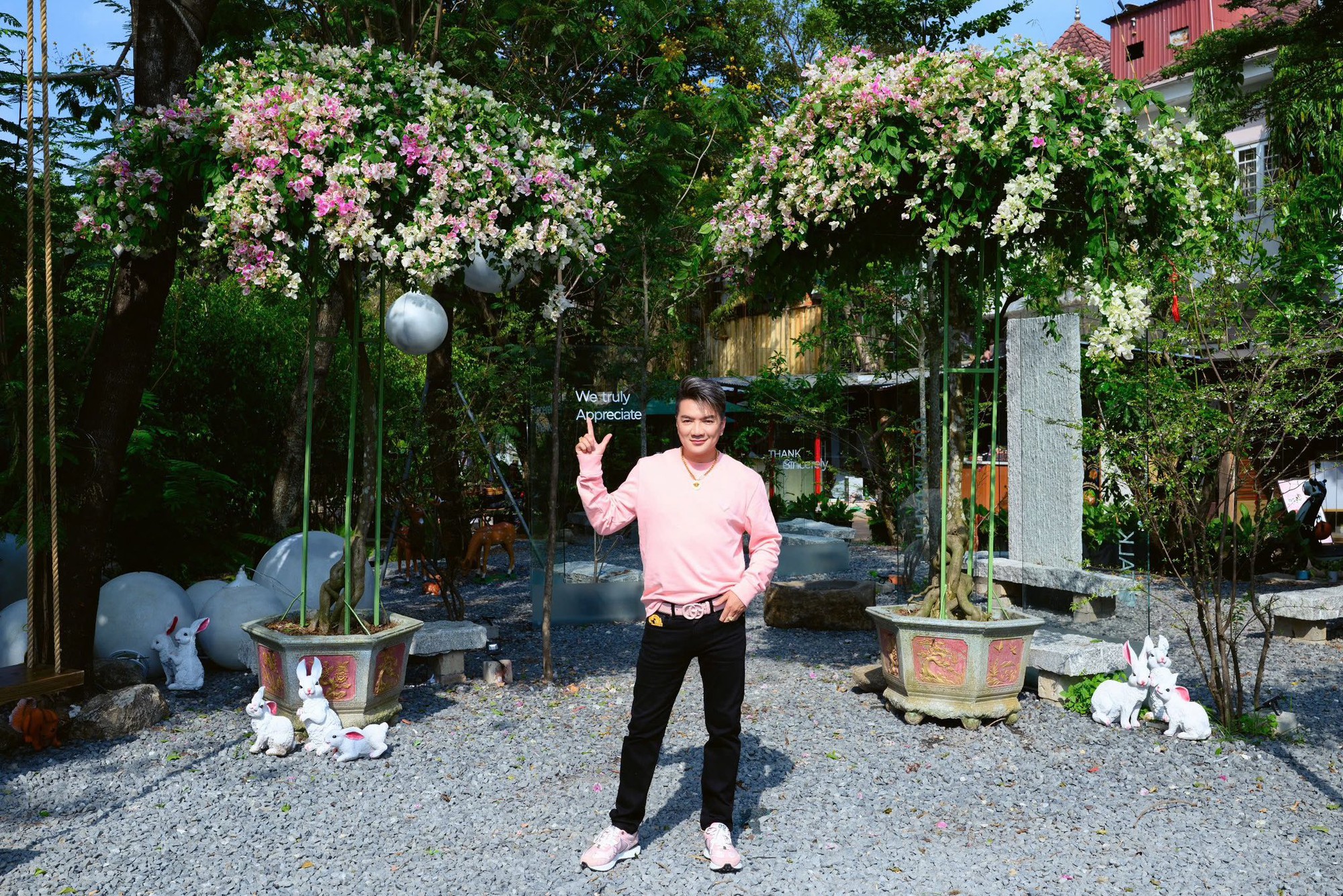 Ông hoàng nhạc Việt đình đám một thời ngồi ghế nhựa biểu diễn ở quán ăn, bán cafe ở Thảo Điền - Ảnh 4.