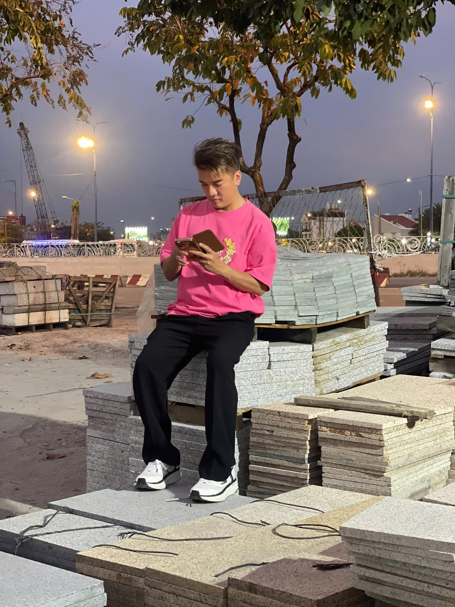 Ông hoàng nhạc Việt đình đám một thời ngồi ghế nhựa biểu diễn ở quán ăn, bán cafe ở Thảo Điền - Ảnh 6.