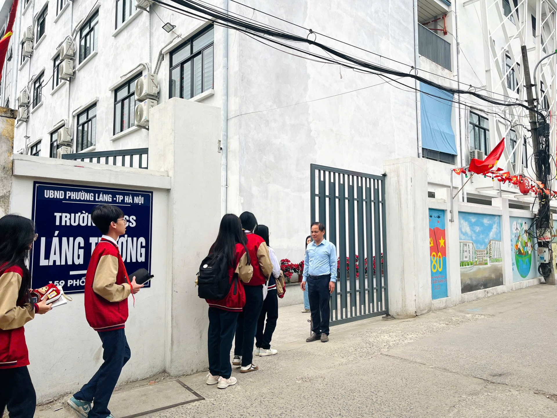 Bức ảnh thầy giáo trước cổng trường ở Hà Nội nhận "bão" like, phụ huynh rần rần khen: "Thật ấn tượng"- Ảnh 2.