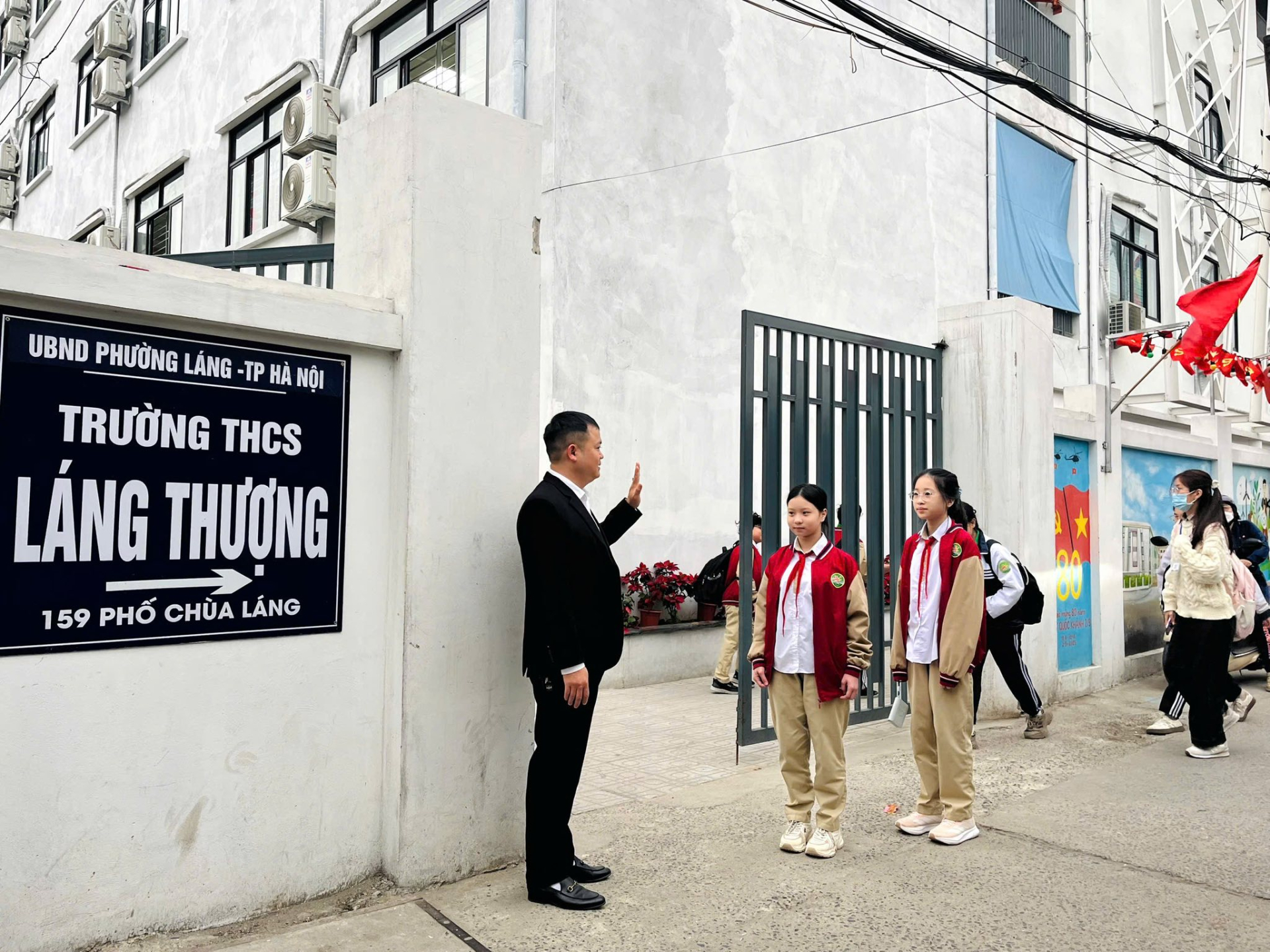 Bức ảnh thầy giáo trước cổng trường ở Hà Nội nhận "bão" like, phụ huynh rần rần khen: "Thật ấn tượng"- Ảnh 1.