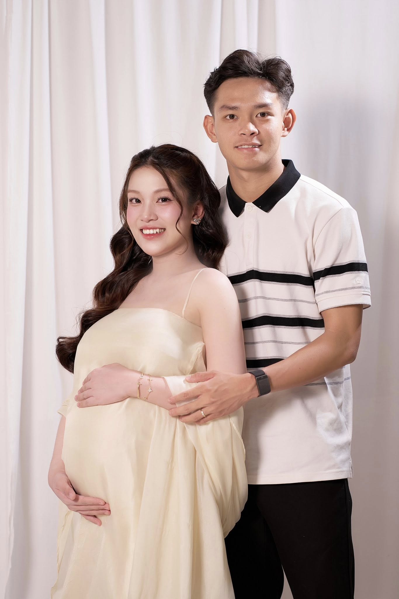 Tiền đạo U23 Việt Nam báo "tin vui" sau 2 năm kết hôn: Sắp đón "ngựa con" đầu lòng!- Ảnh 3.