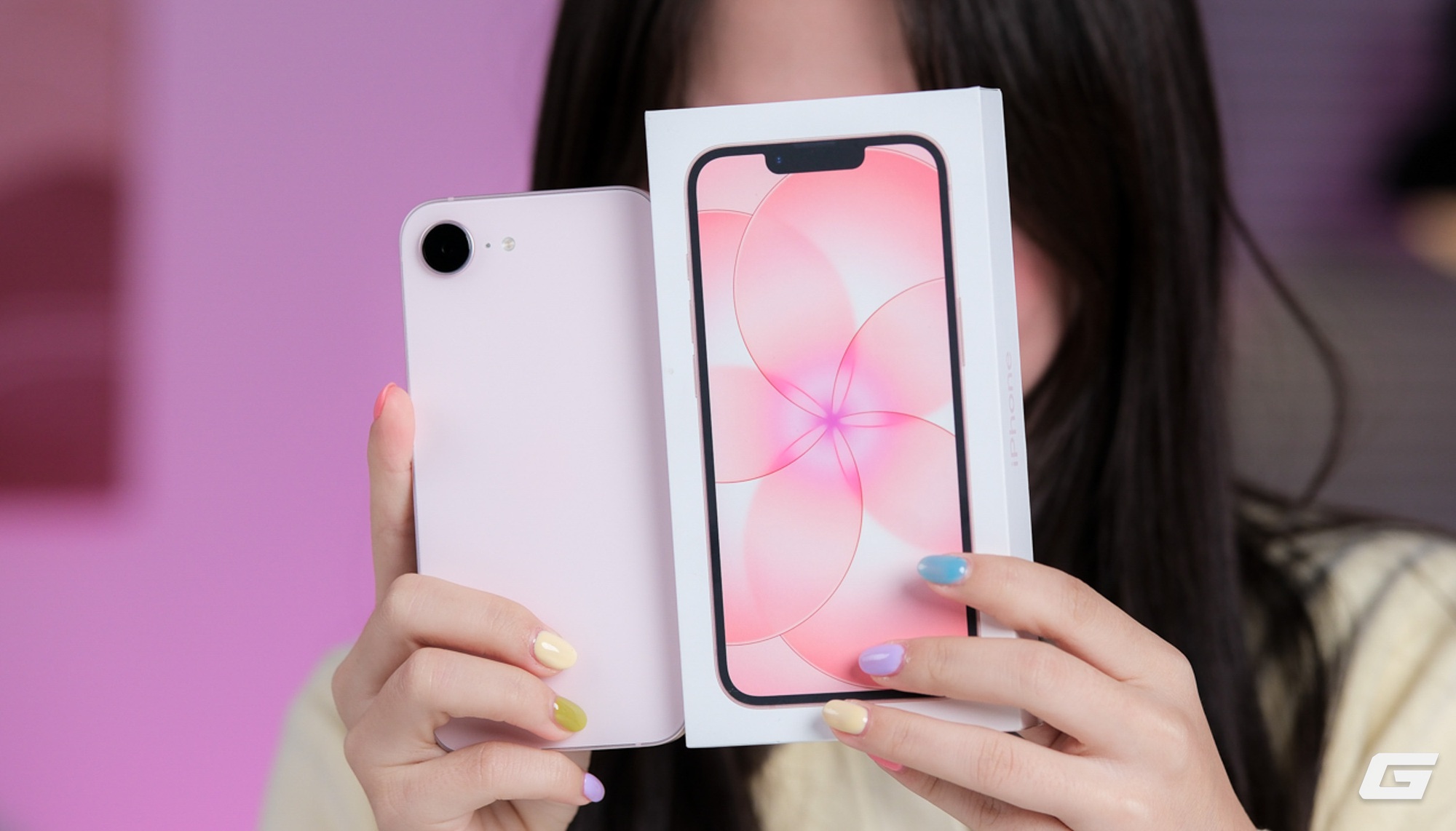 Cận cảnh iPhone 17e màu hồng mới: Hồng mà nhạt như trắng, hợp với nữ nhưng nam dùng cũng chẳng sao - Ảnh 1.