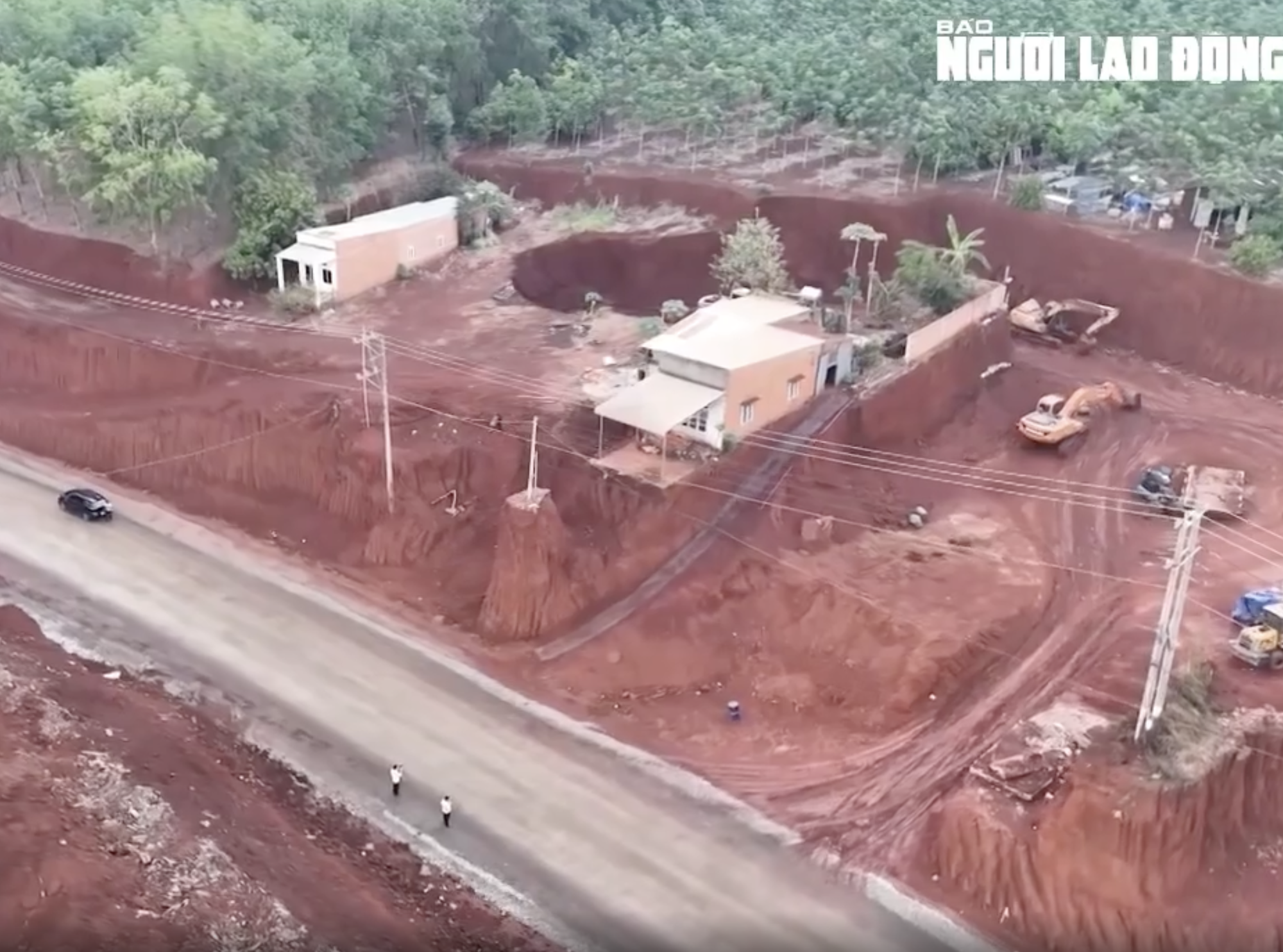 Vụ nhà cheo leo bên mép vực ở Đồng Nai: Công an vào cuộc điều tra năm 2026 - Ảnh 1.