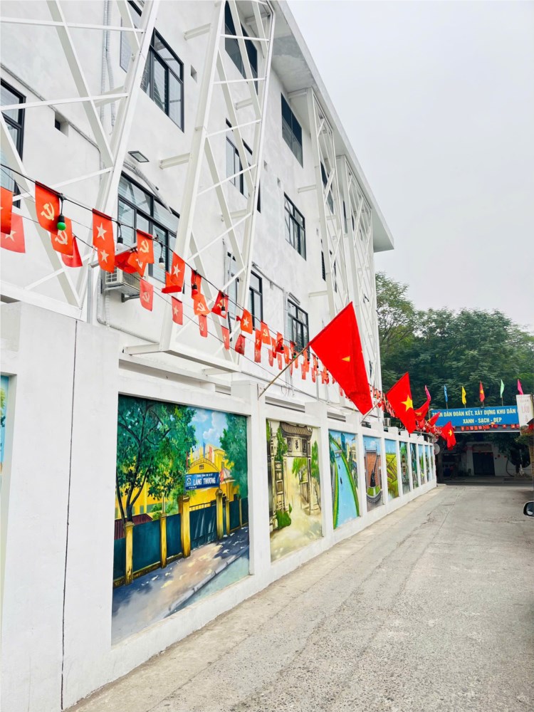 Bức ảnh thầy giáo trước cổng trường ở Hà Nội nhận "bão" like, phụ huynh rần rần khen: "Thật ấn tượng"- Ảnh 3.