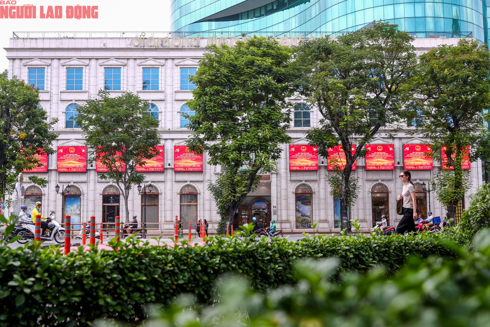 TPHCM rực rỡ cờ hoa chào mừng bầu cử Quốc hội khóa XVI 2026 - Ảnh 11.