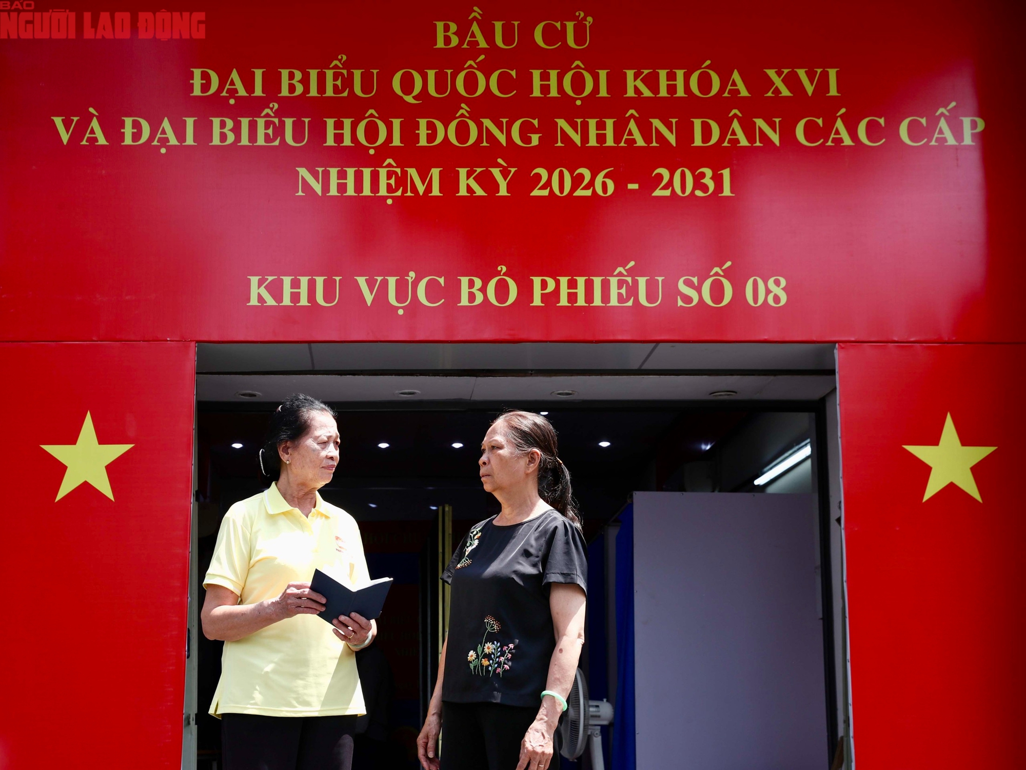 TPHCM rực rỡ cờ hoa chào mừng bầu cử Quốc hội khóa XVI 2026 - Ảnh 14.