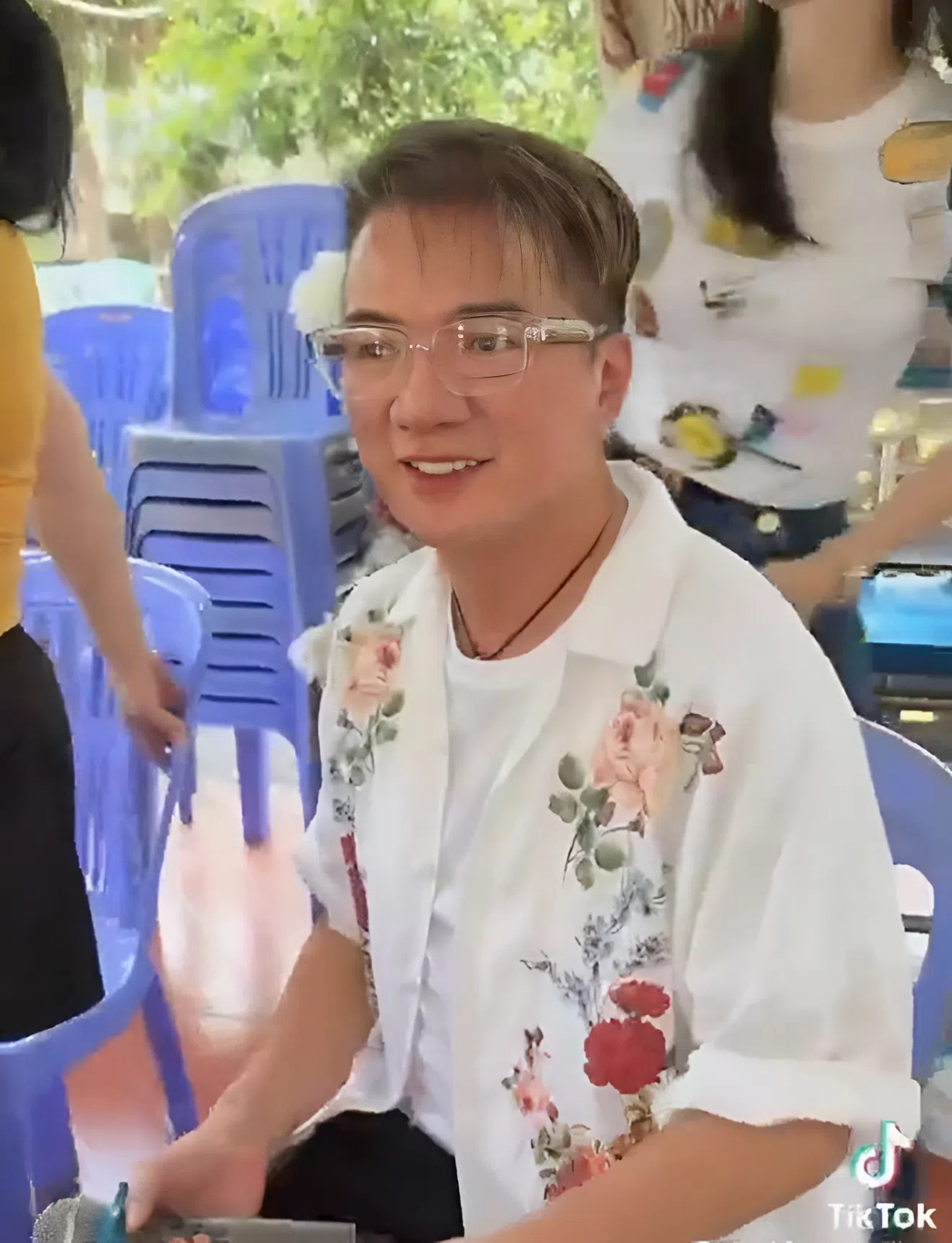 Ông hoàng nhạc Việt đình đám một thời ngồi ghế nhựa biểu diễn ở quán ăn, bán cafe ở Thảo Điền - Ảnh 1.