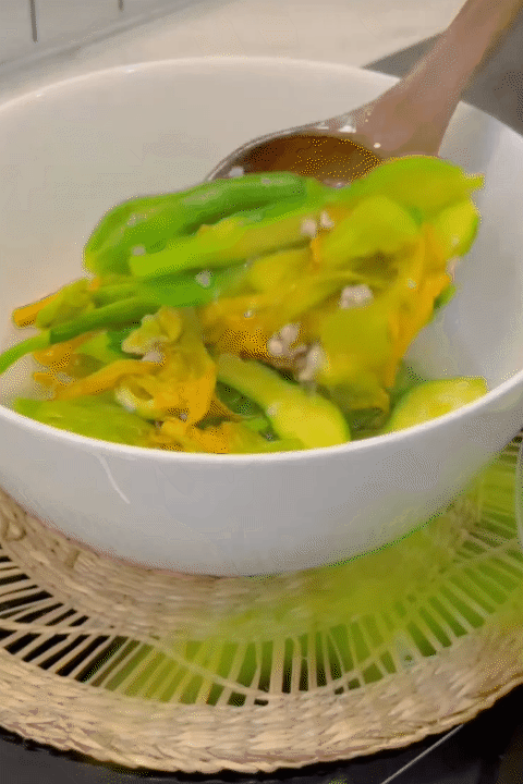 Căn bếp bình dân mà đẹp mê của vợ đảm Sài Gòn: Toàn đồ 10k - 30k ngoài chợ, dùng bền năm này qua năm khác, nấu món gì cũng ngon- Ảnh 12.