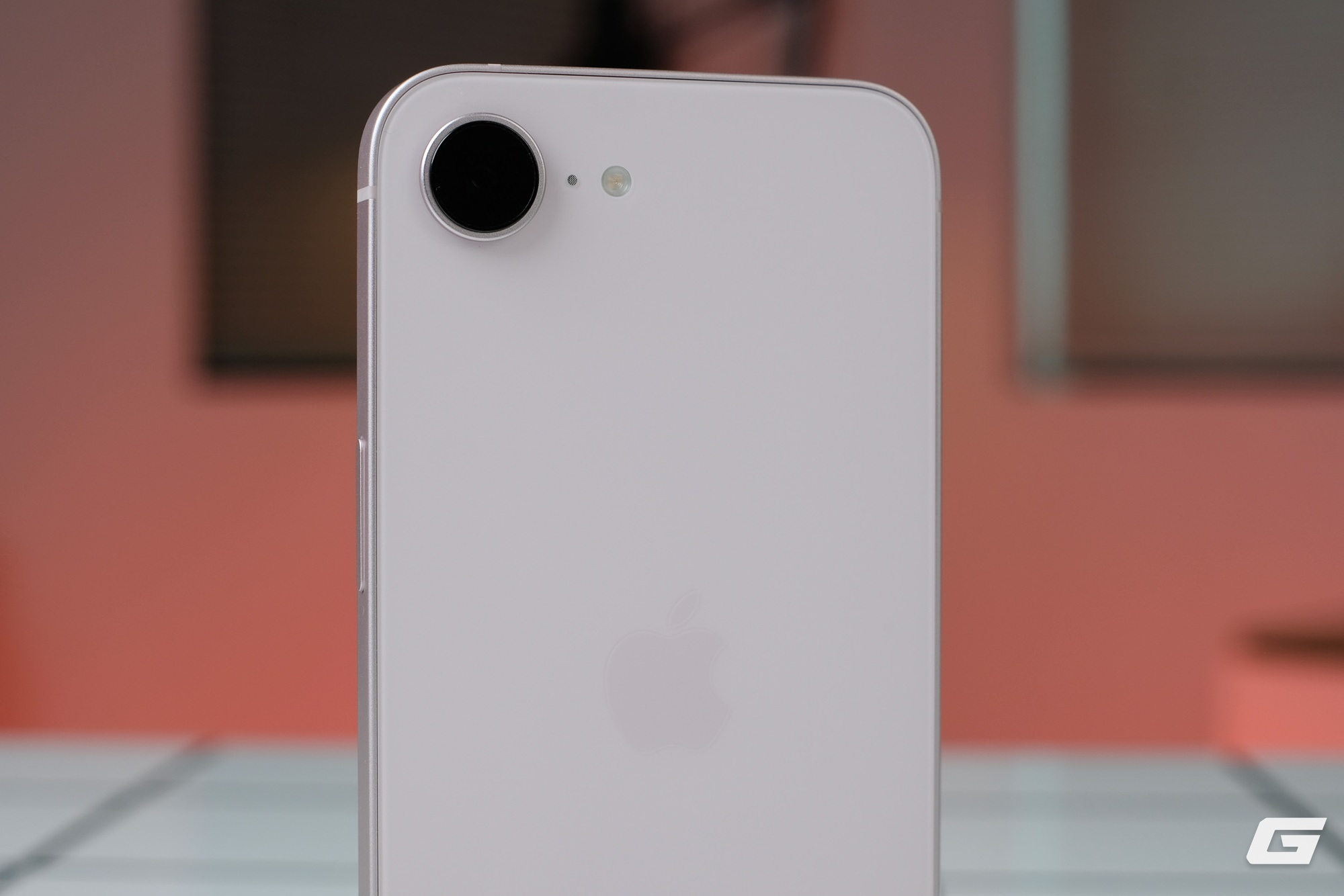 Cận cảnh iPhone 17e màu hồng mới: Hồng mà nhạt như trắng, hợp với nữ nhưng nam dùng cũng chẳng sao - Ảnh 2.