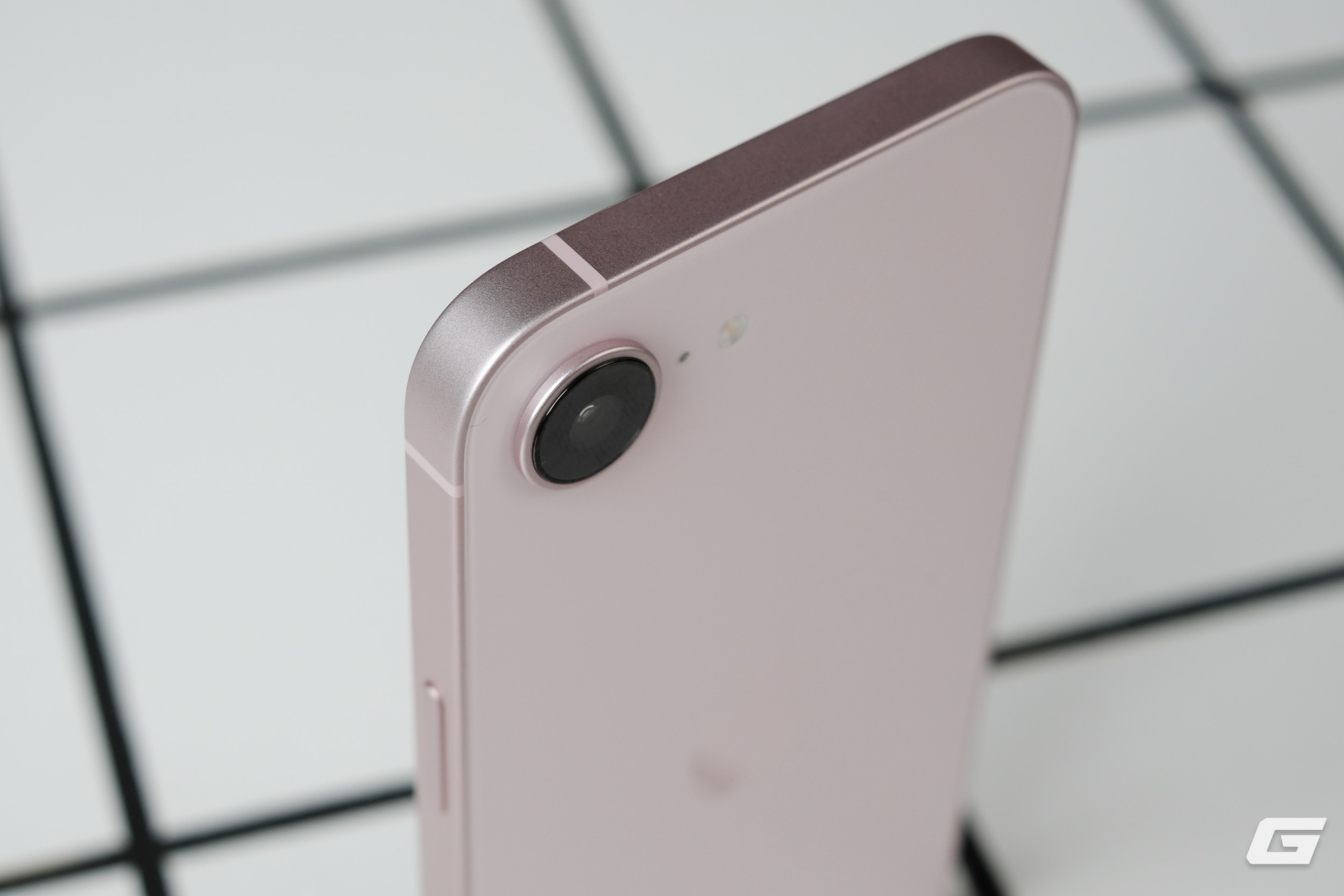 Cận cảnh iPhone 17e màu hồng mới: Hồng mà nhạt như trắng, hợp với nữ nhưng nam dùng cũng chẳng sao - Ảnh 4.