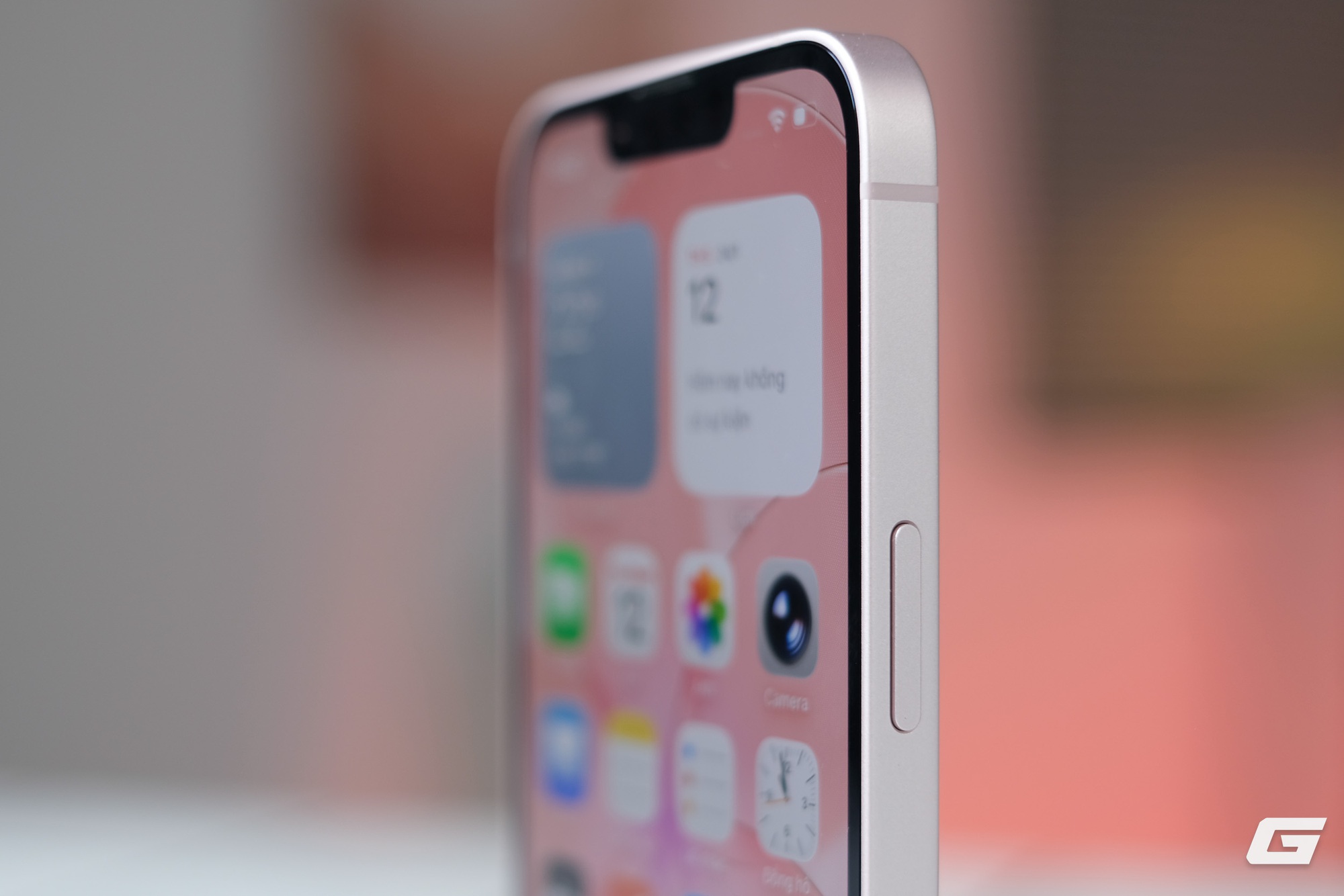 Cận cảnh iPhone 17e màu hồng mới: Hồng mà nhạt như trắng, hợp với nữ nhưng nam dùng cũng chẳng sao - Ảnh 3.