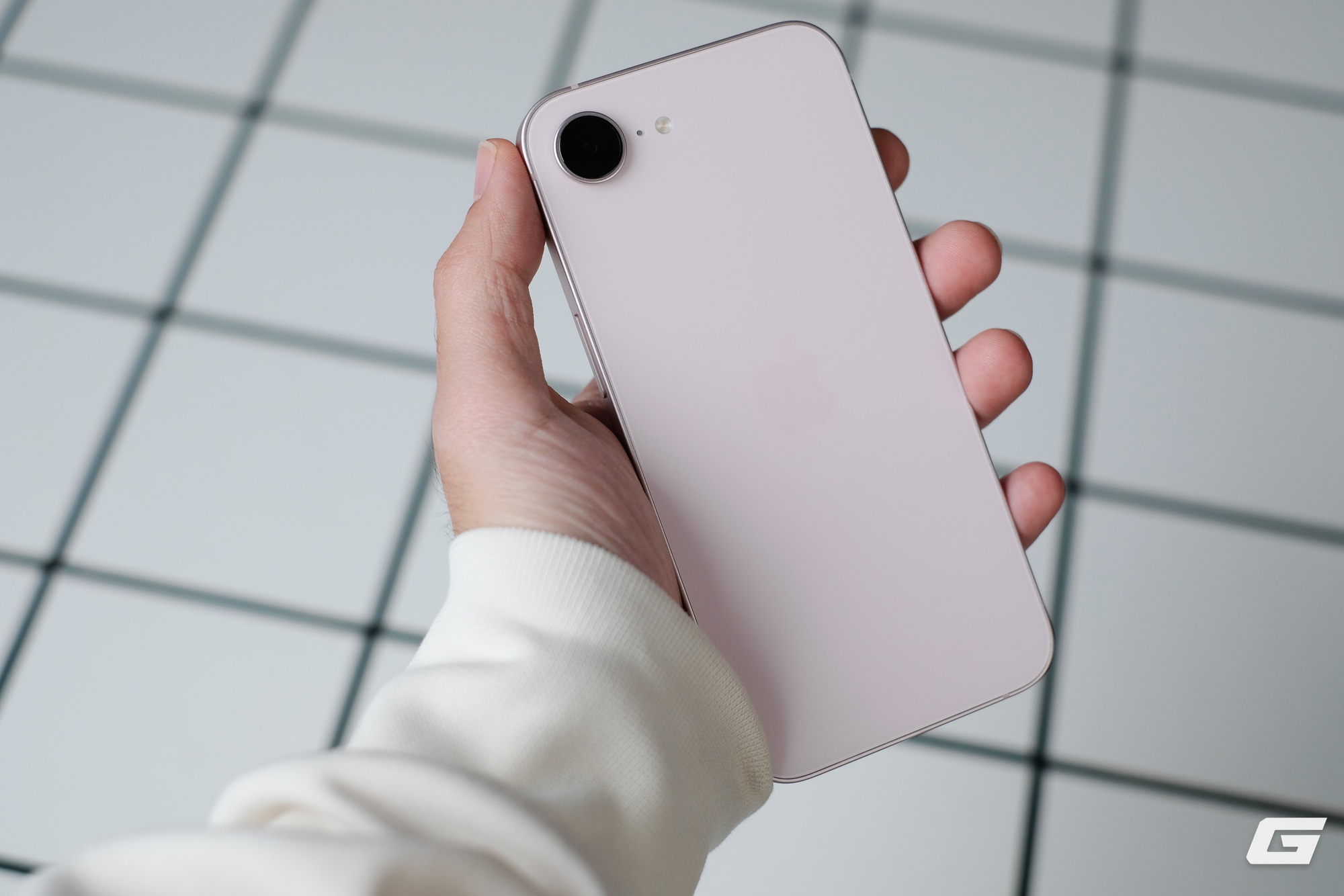 Cận cảnh iPhone 17e màu hồng mới: Hồng mà nhạt như trắng, hợp với nữ nhưng nam dùng cũng chẳng sao - Ảnh 12.