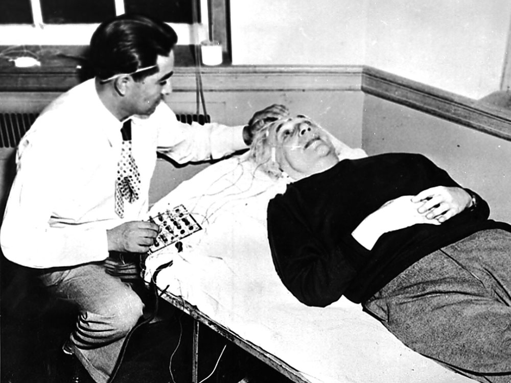 Albert Einstein trước khi qua đời đã đưa ra một lời cảnh báo đáng sợ: Thời gian thực ra không hề tồn tại, và toàn bộ nhân loại chỉ đang rơi về phía tương lai- Ảnh 1.