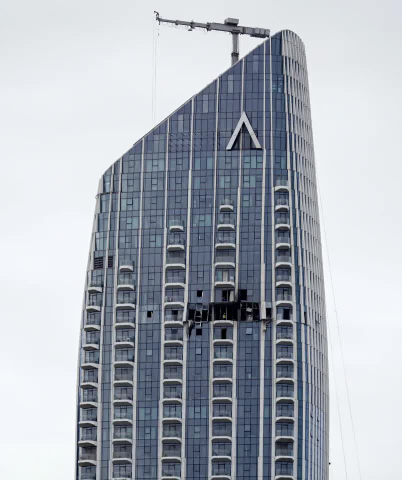 Trung tâm tài chính Dubai rung chuyển với hàng loạt vụ nổ do drone tự sát, khói đen bốc cao giữa khu nhà chọc trời- Ảnh 2. Trung tâm tài chính Dubai rung chuyển với hàng loạt vụ nổ do drone tự sát, khói đen bốc cao giữa khu nhà chọc trời- Ảnh 2.