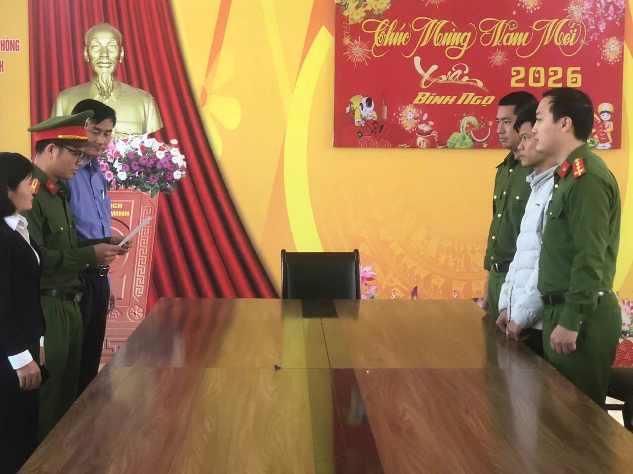 Khởi tố Bàn Văn Huấn - người túm áo, kéo lê bạn gái trên đường trong ngày 8/3- Ảnh 1.