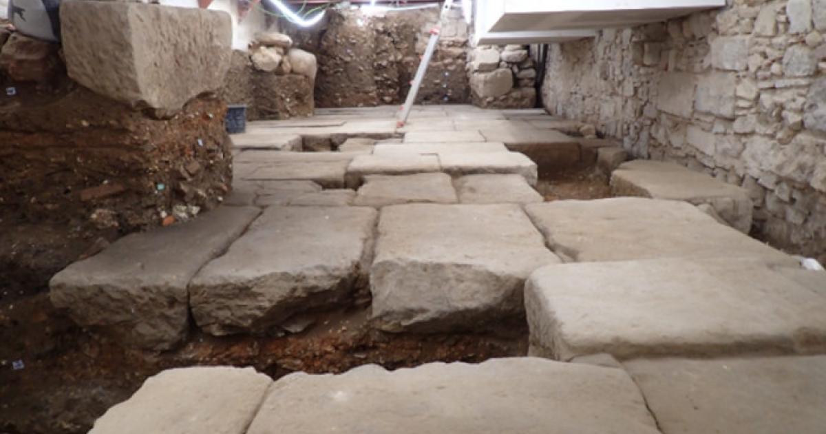 Sửa thang máy, lọt vào thế giới 2.000 năm trước dưới hầm khách sạn - Ảnh 4.