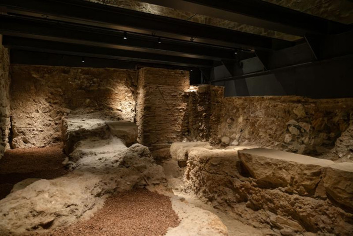 Sửa thang máy, lọt vào thế giới 2.000 năm trước dưới hầm khách sạn - Ảnh 1.