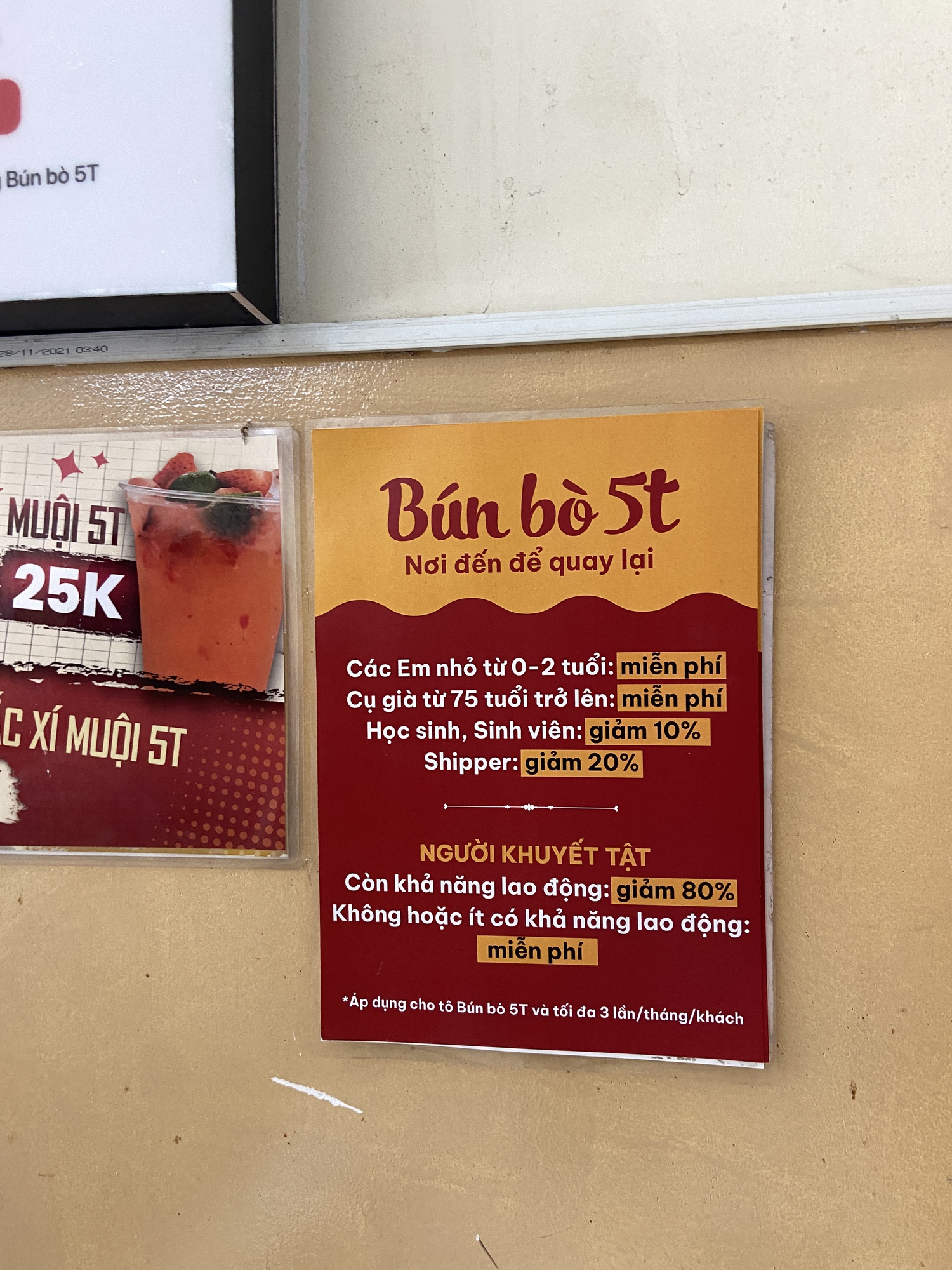 Giữa lúc nhiều quán ăn rục rịch tăng giá vì xăng tăng, quán bún bò này ở TP.HCM lại gây chú ý vì tấm biển nhỏ- Ảnh 1.