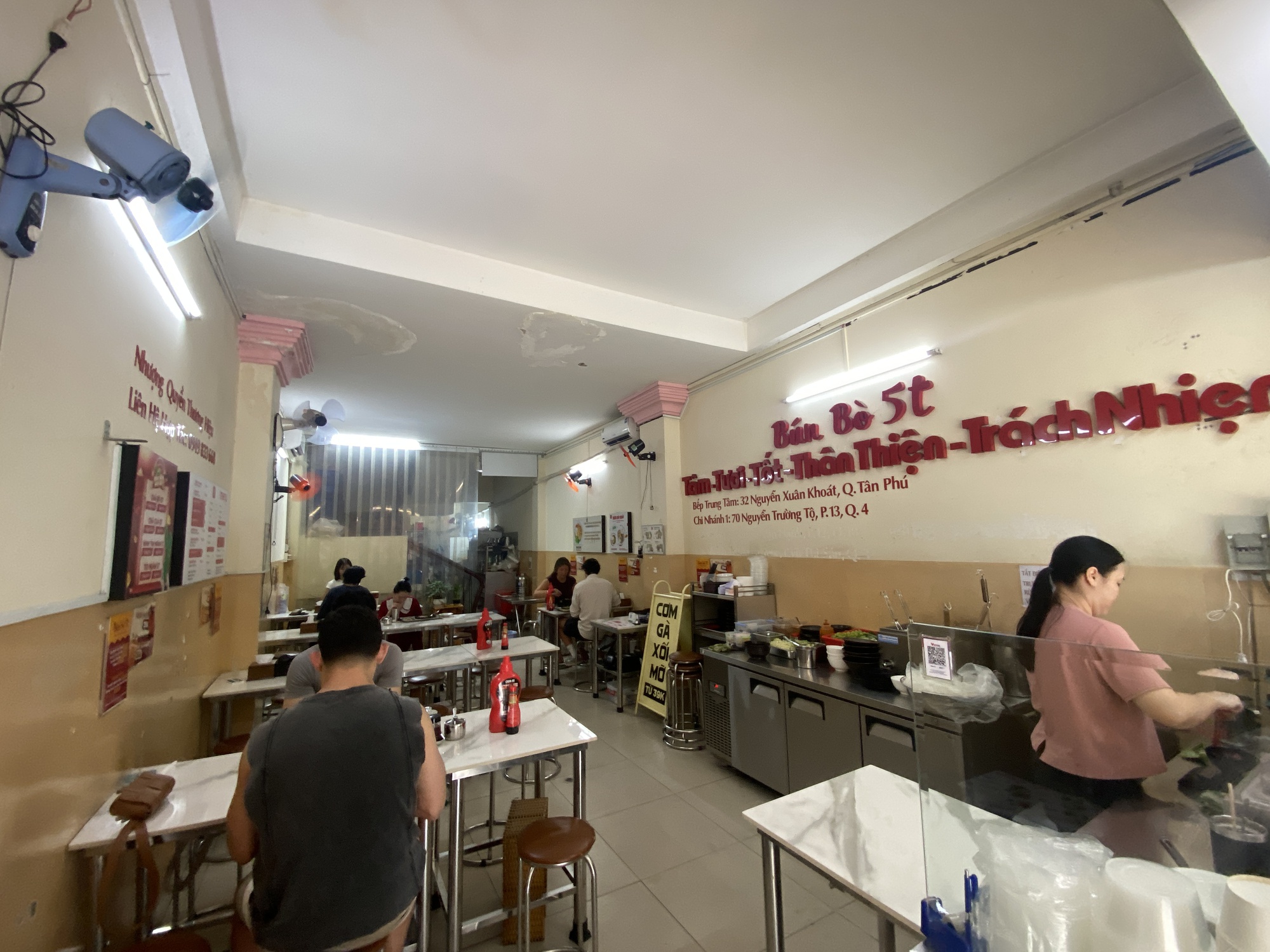 Giữa lúc nhiều quán ăn rục rịch tăng giá vì xăng tăng, quán bún bò này ở TP.HCM lại gây chú ý vì tấm biển nhỏ- Ảnh 3.