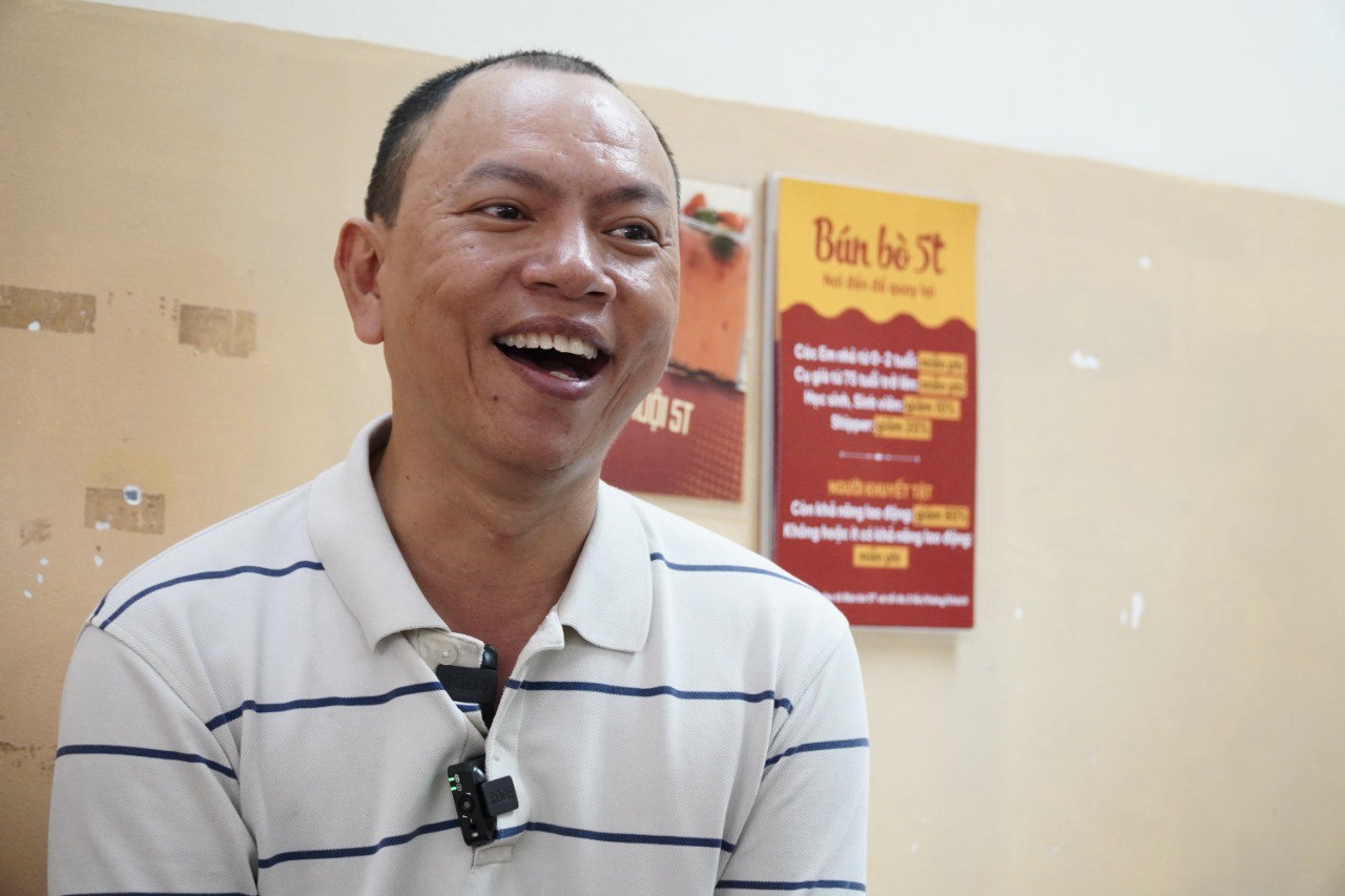 Giữa lúc nhiều quán ăn rục rịch tăng giá vì xăng tăng, quán bún bò này ở TP.HCM lại gây chú ý vì tấm biển nhỏ- Ảnh 2.