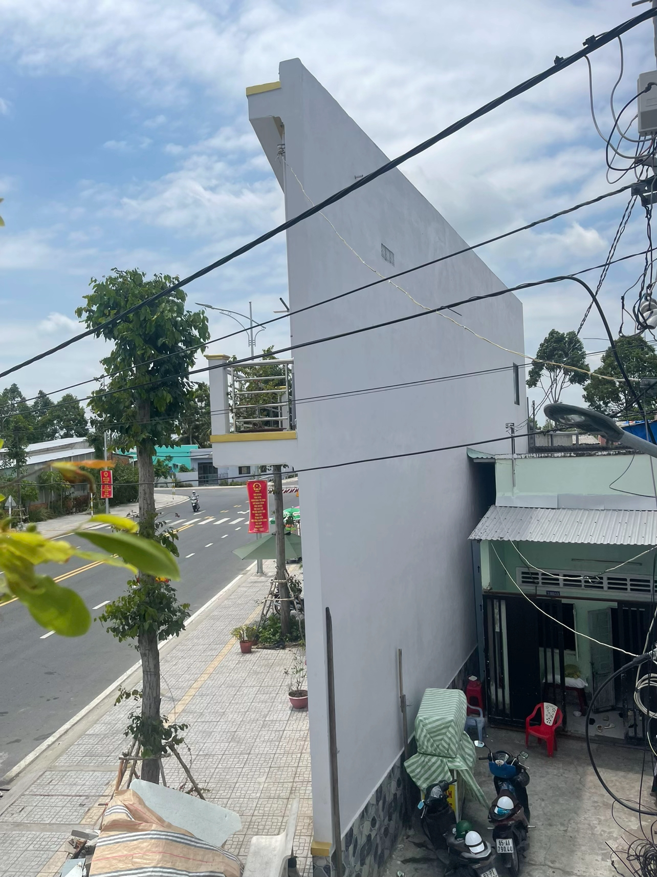 Toàn cảnh căn nhà mỏng nhất Cần Thơ: Hàng xóm tiết lộ thông tin bất ngờ- Ảnh 2.