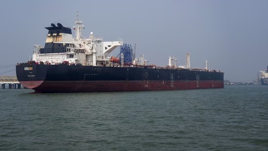 Tường thuật hành trình kịch tính của tàu dầu đầu tiên vượt eo Hormuz đến Ấn Độ - Ảnh 1.