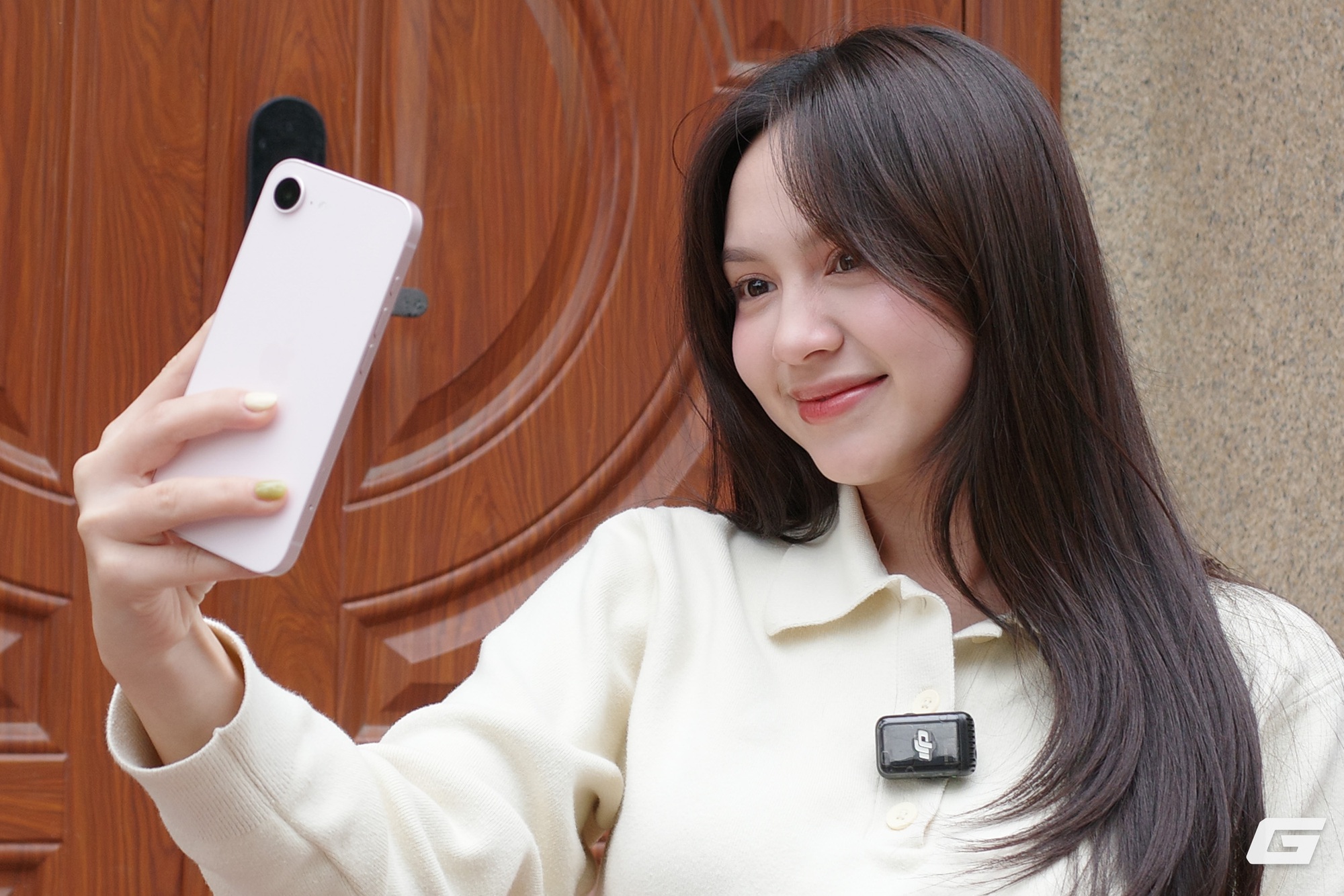 Cận cảnh iPhone 17e màu hồng mới: Hồng mà nhạt như trắng, hợp với nữ nhưng nam dùng cũng chẳng sao - Ảnh 11.