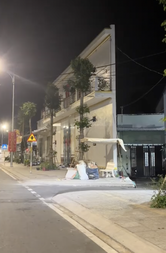 Toàn cảnh căn nhà mỏng nhất Cần Thơ: Hàng xóm tiết lộ thông tin bất ngờ- Ảnh 1.