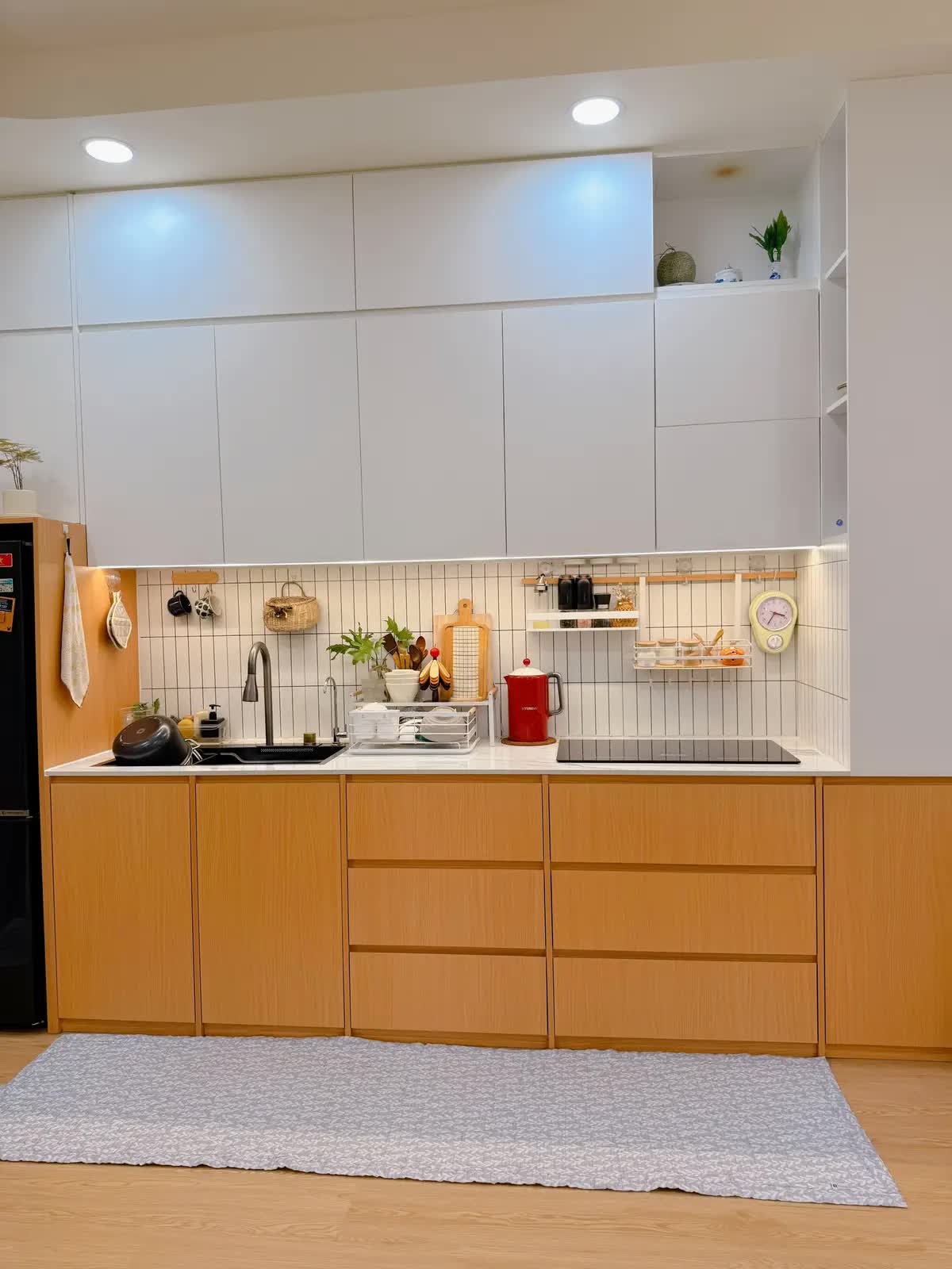 Căn bếp bình dân mà đẹp mê của vợ đảm Sài Gòn: Toàn đồ 10k - 30k ngoài chợ, dùng bền năm này qua năm khác, nấu món gì cũng ngon- Ảnh 1.