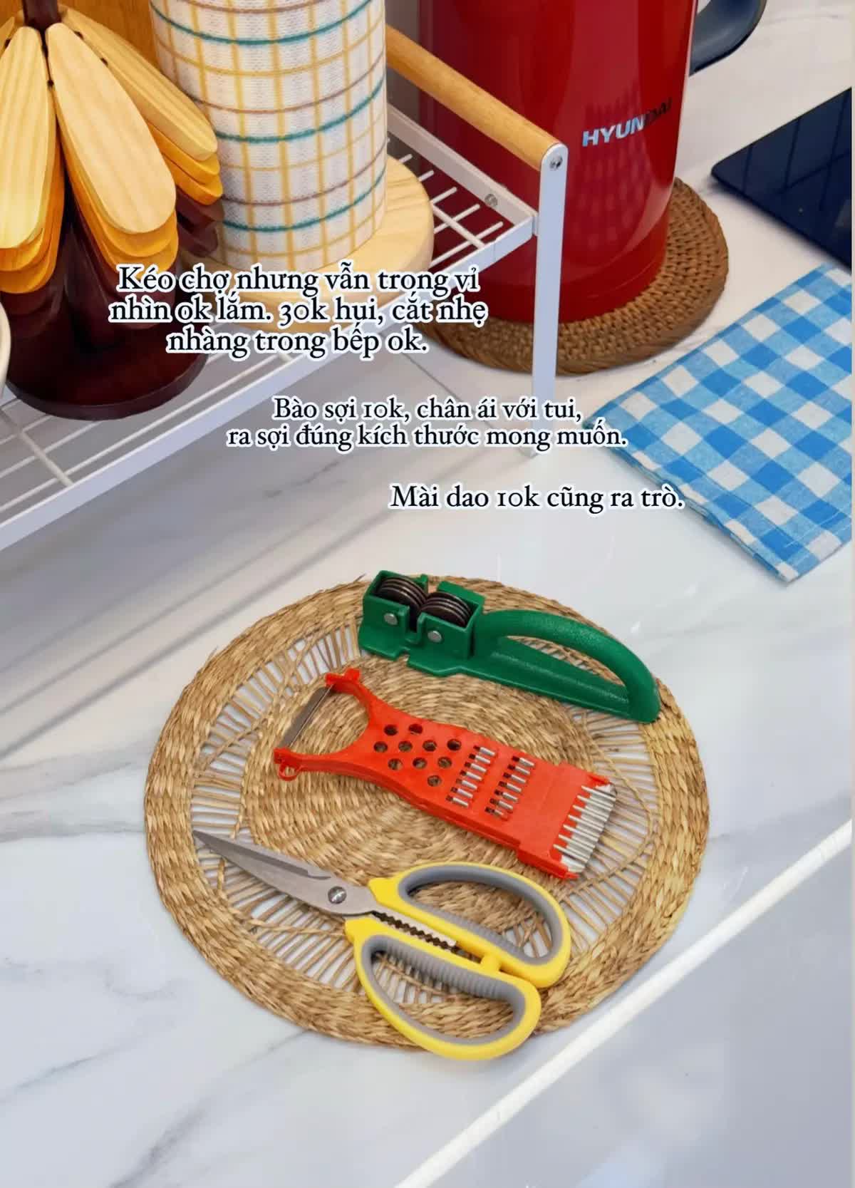 Căn bếp bình dân mà đẹp mê của vợ đảm Sài Gòn: Toàn đồ 10k - 30k ngoài chợ, dùng bền năm này qua năm khác, nấu món gì cũng ngon- Ảnh 4.