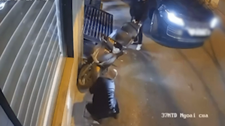 Vụ tài xế Range Rover chọc thủng lốp SH: Thanh niên bên cạnh khuyên một câu, người đàn ông vẫn ra tay- Ảnh 1.