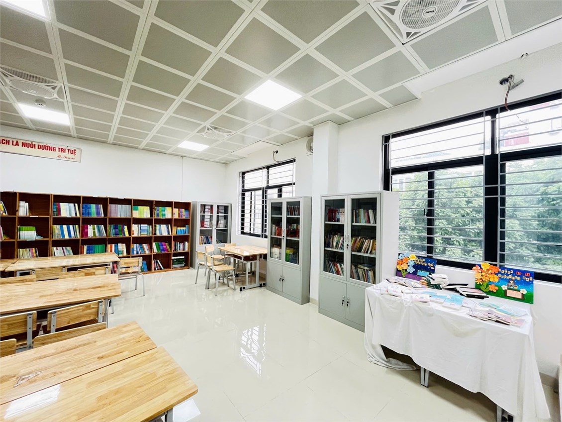 Bức ảnh thầy giáo trước cổng trường ở Hà Nội nhận "bão" like, phụ huynh rần rần khen: "Thật ấn tượng"- Ảnh 5.