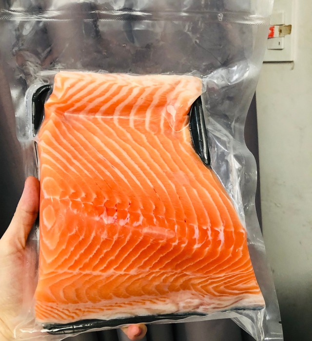Mua cá hồi siêu thị: Nhân viên tiết lộ chi tiết "vàng" trên thớ thịt, chỉ mất 3 giây liếc nhìn- Ảnh 2.