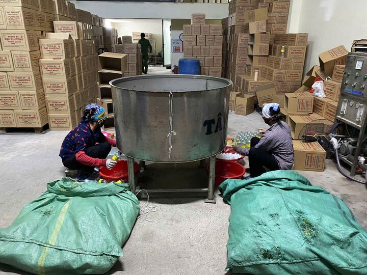 Tạm giam chủ cơ sở làm giấm ăn giả bằng ‘axit axetic pha nước lã’ ở Bắc Ninh- Ảnh 2.