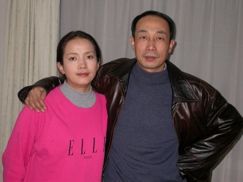 Cặp vợ chồng diễn viên lang thang nhặt rác trên phố, nhìn như ăn mày hóa ra kiếm đến 15 tỷ/năm- Ảnh 1.