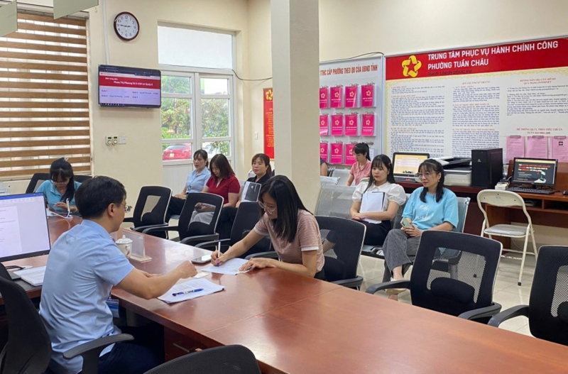 4 Cán bộ phường Tuần Châu Quảng Ninh bị tạm đình chỉ công tác 7 ngày - Ảnh 1.