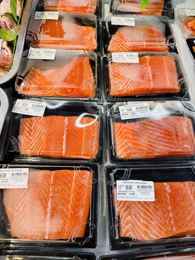 Mua cá hồi siêu thị: Nhân viên tiết lộ chi tiết "vàng" trên thớ thịt, chỉ mất 3 giây liếc nhìn- Ảnh 3.