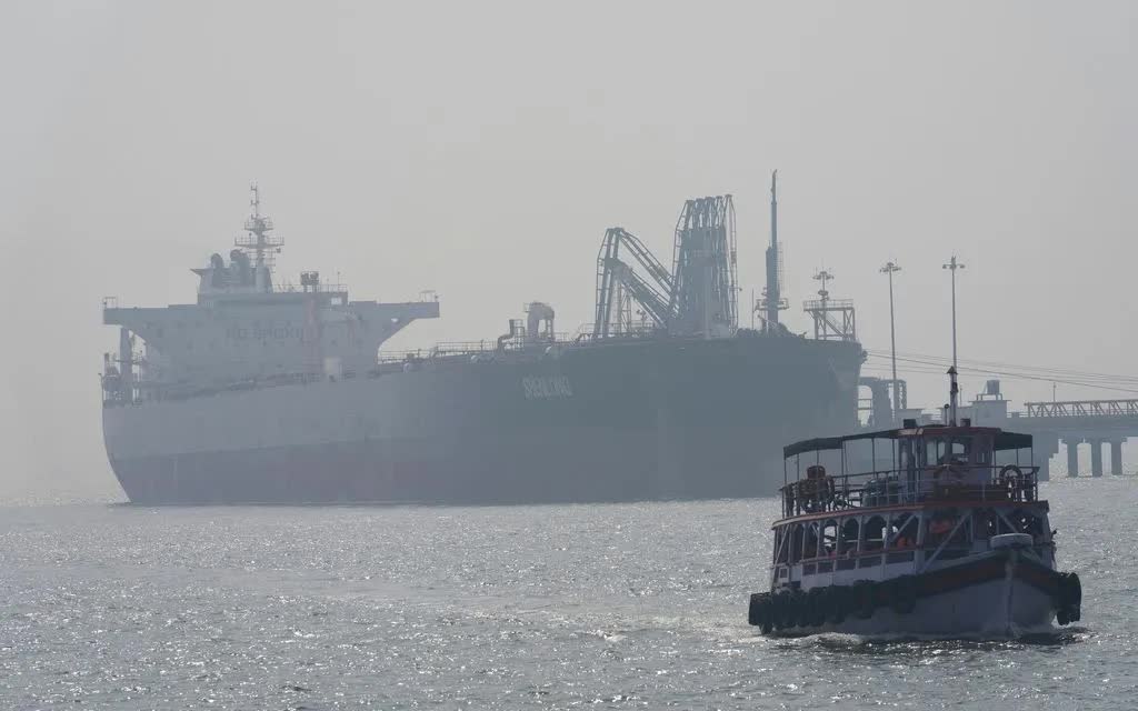 Iran cho phép 2 tàu chở dầu Ấn Độ đi qua eo biển Hormuz - Ảnh 1.