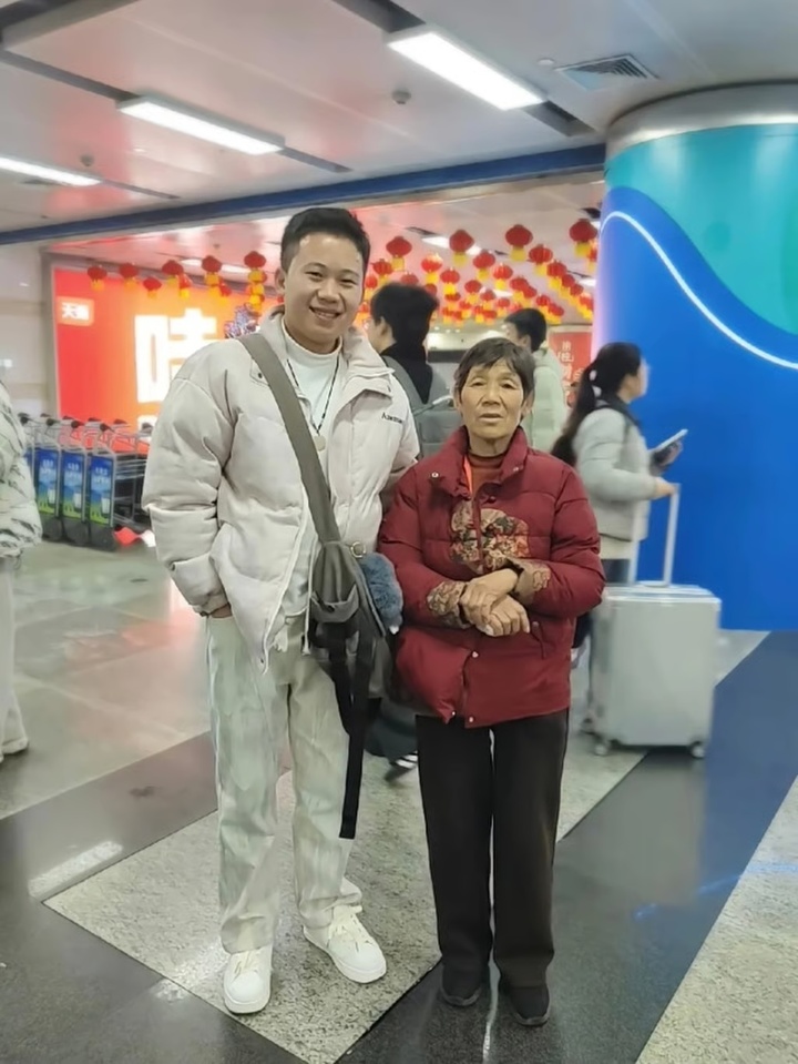 Mẹ vợ mù chữ lần đầu đi máy bay, chàng rể chu đáo dán 'lá thư cầu cứu' lên vali- Ảnh 3.