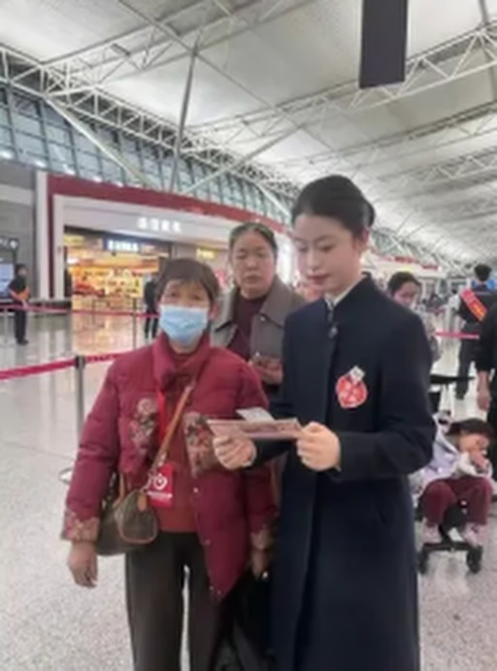 Mẹ vợ mù chữ lần đầu đi máy bay, chàng rể chu đáo dán 'lá thư cầu cứu' lên vali- Ảnh 4.